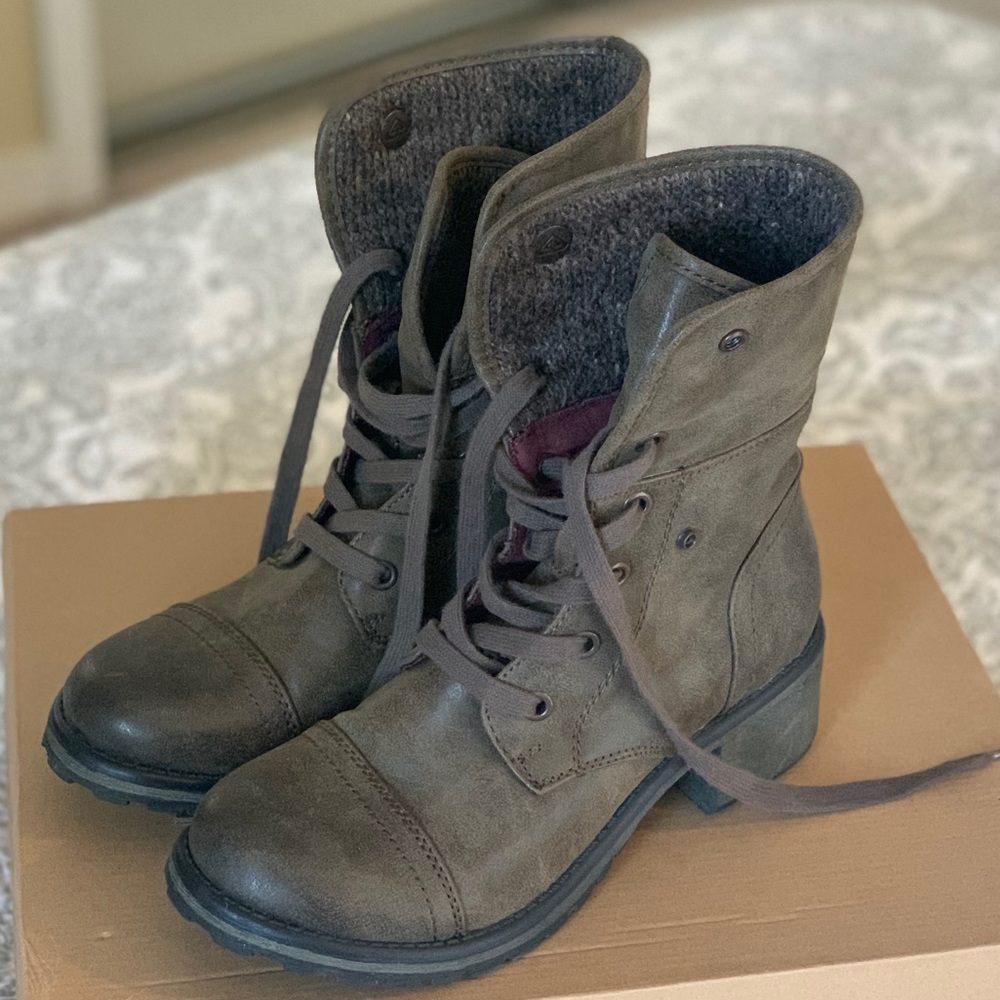 Roxy Lace-Up Boots